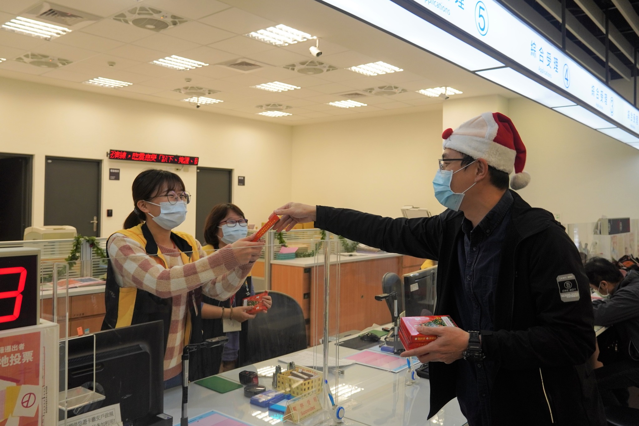 區長祝所內同仁聖誕節快樂-戶政
