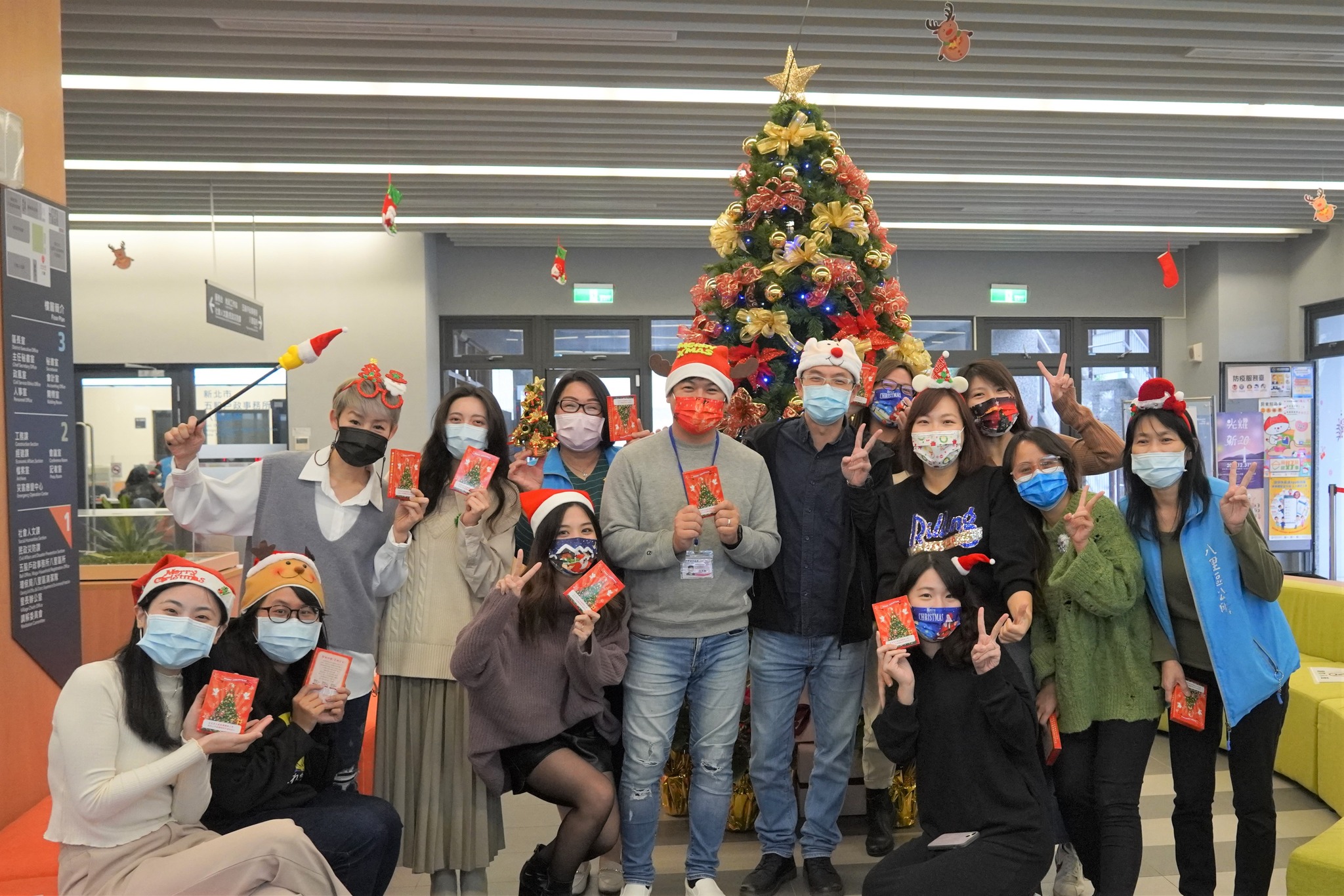 區長祝所內同仁聖誕節快樂-社會人文課