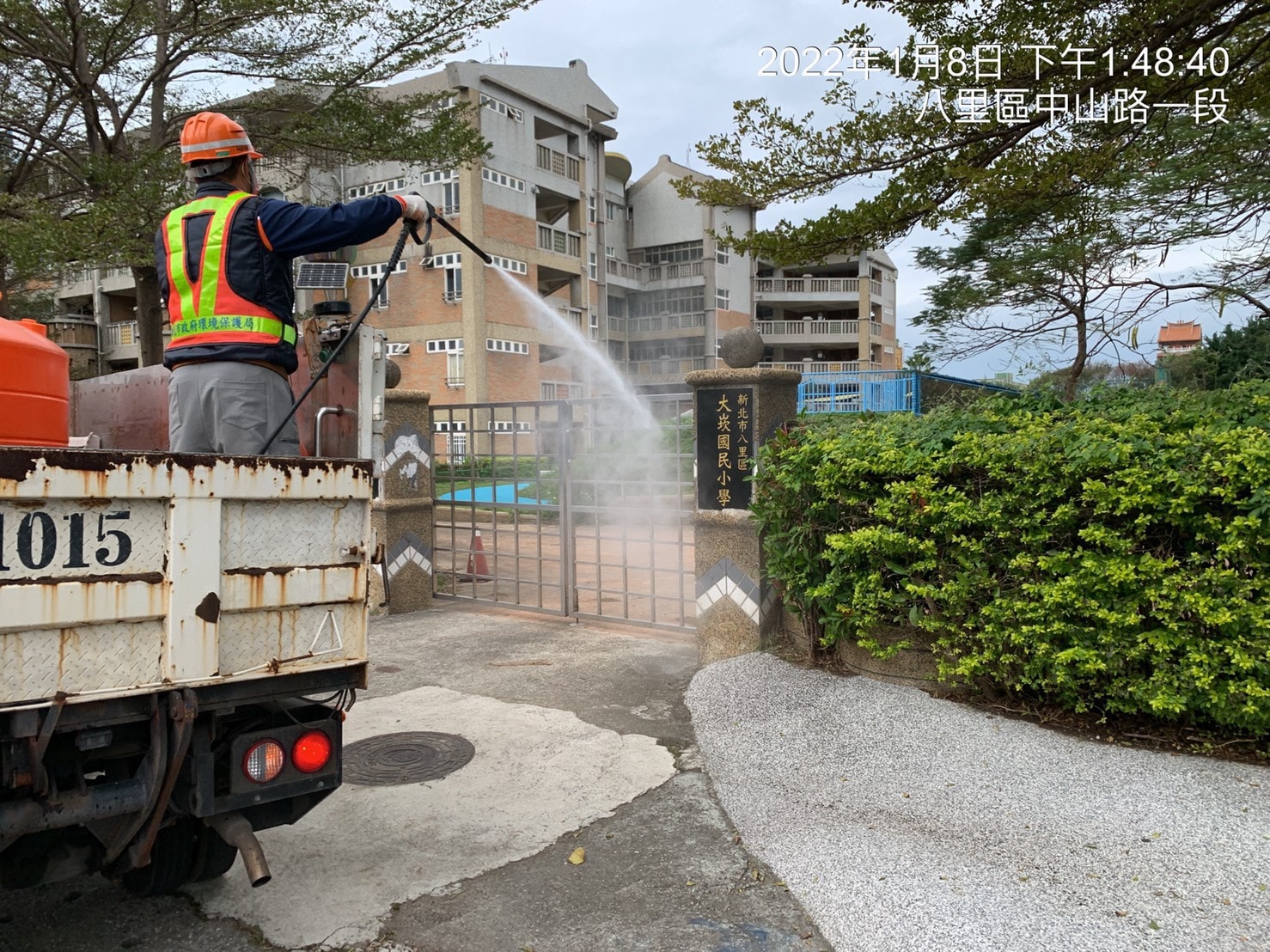 清潔隊進行校園室外清消
