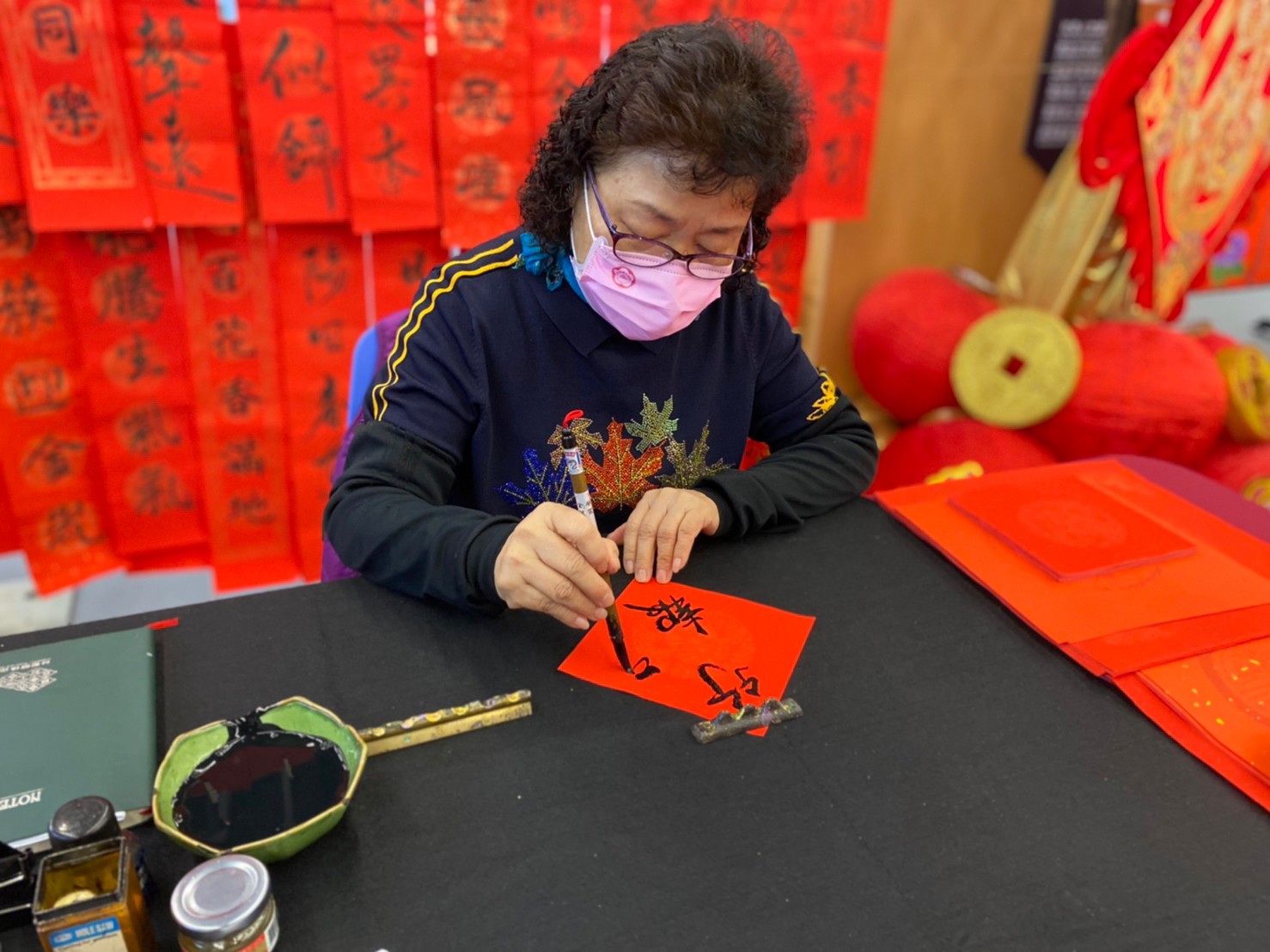 書法家專心揮毫中