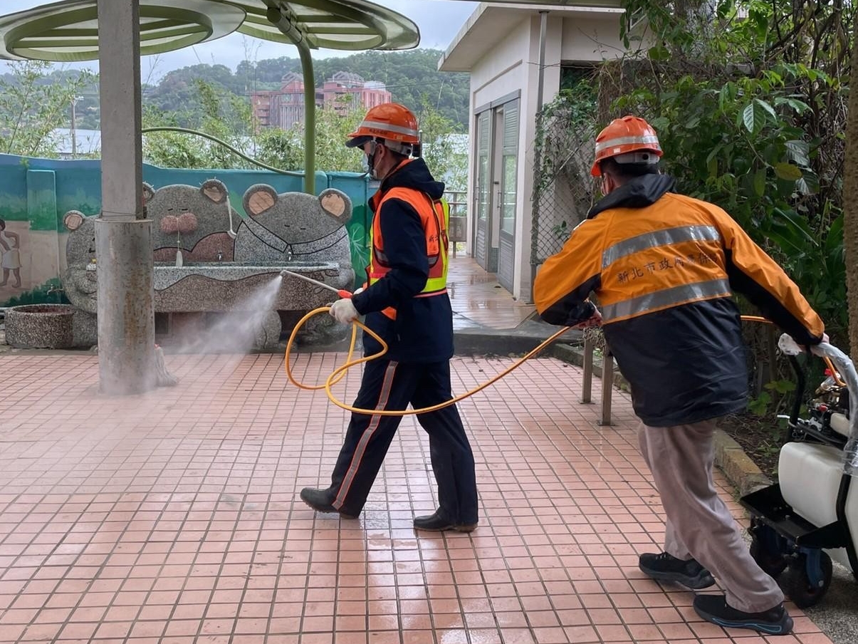 新北防疫不鬆懈 開學前完成校園防疫消毒-護園中庭