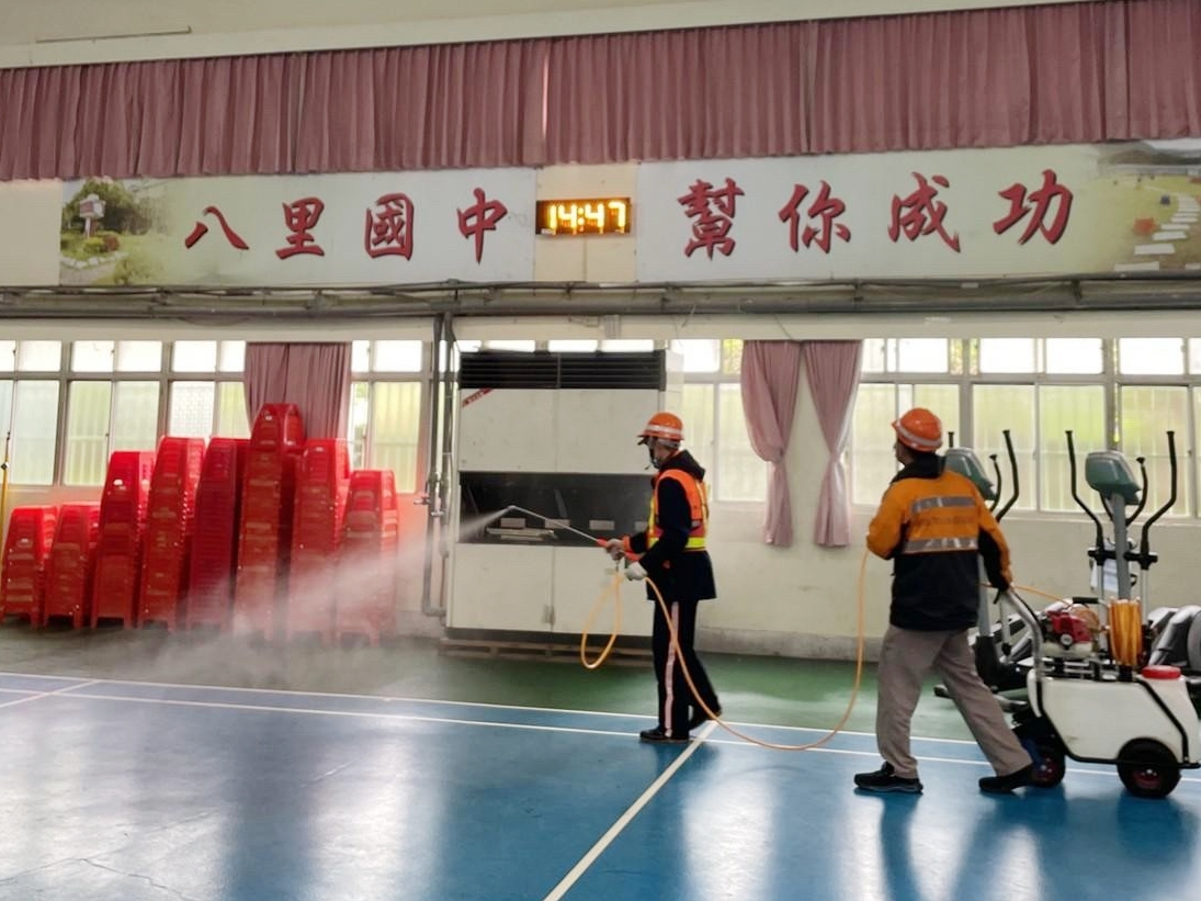 新北防疫不鬆懈 開學前完成校園防疫消毒-八里國中