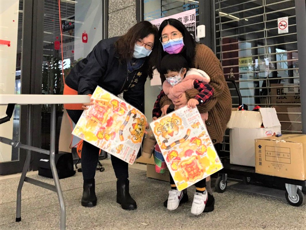金虎爺小提燈發放-主秘代表贈送民眾小提燈