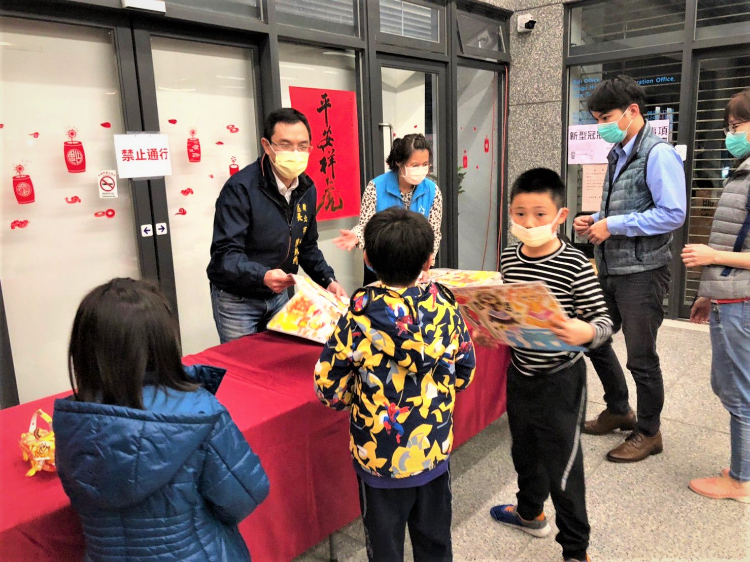 金虎爺小提燈發放-區長發放小提燈