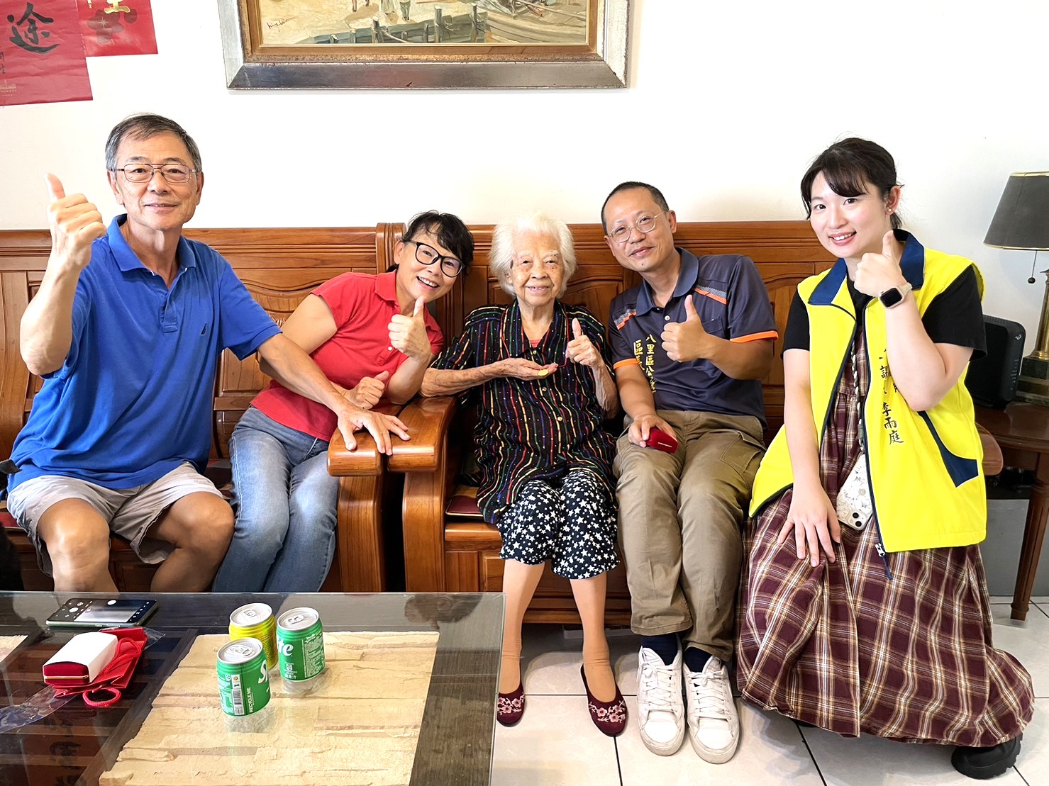 2.區長及公所同仁與長輩家人合影