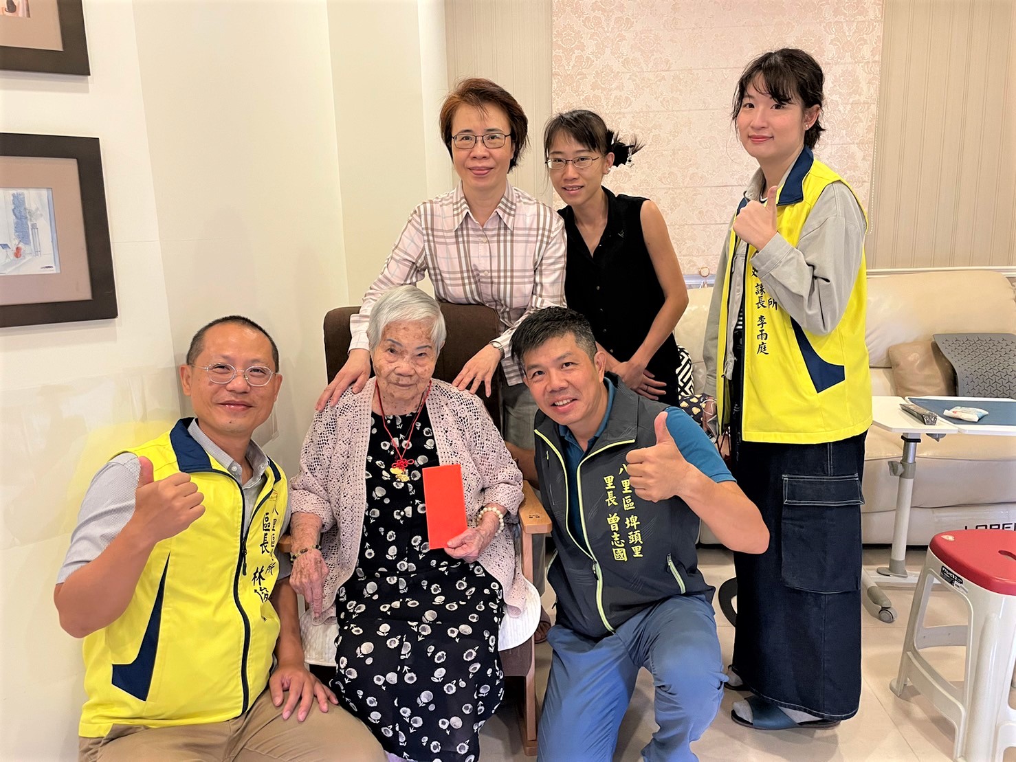 4.區長協同里長及社會課課長至長輩家中致意