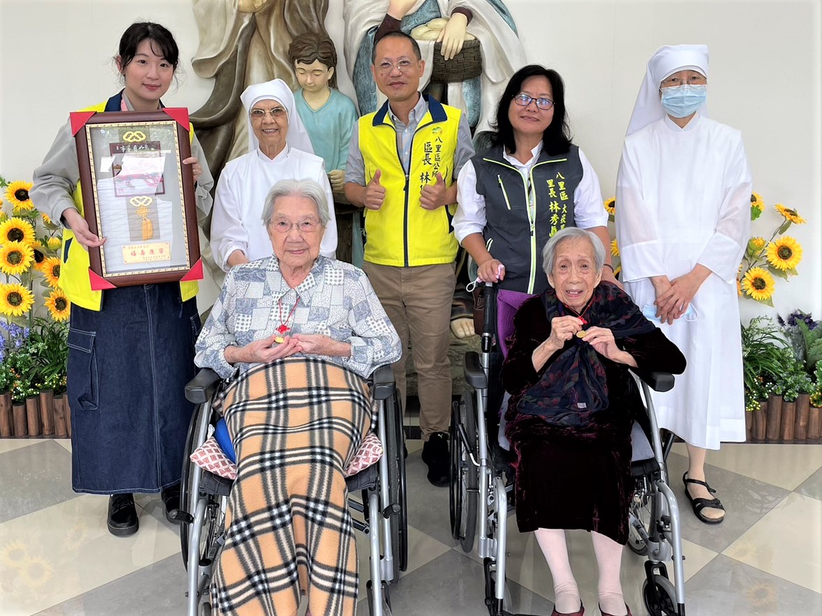 5.區長協同里長與社會課課長至養老院向長輩致意