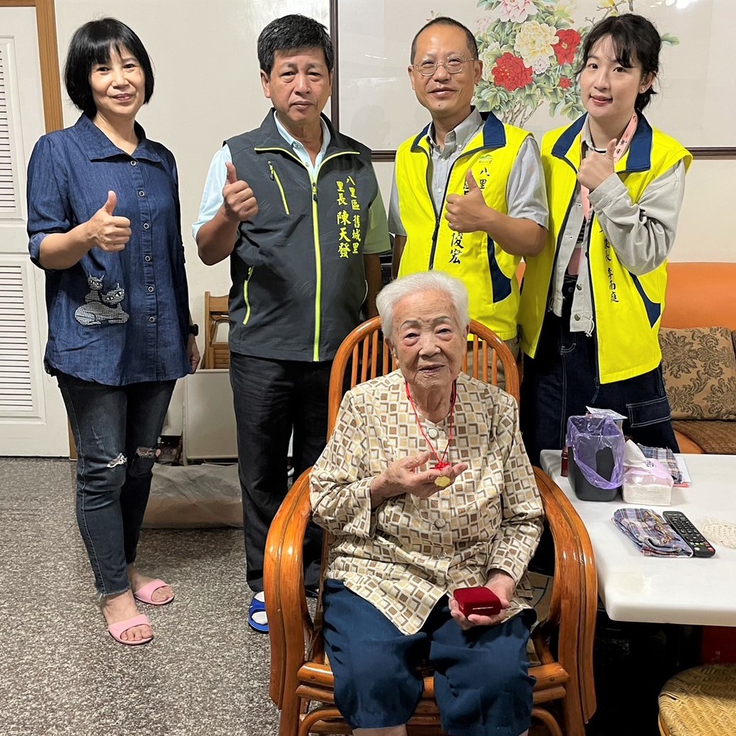 6.區長協同里長及社會課課長代表市府致贈長輩禮品